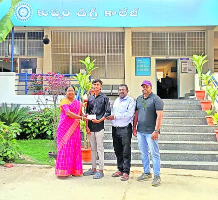 ఆ టీడీపీ కార్పొరేటర్‌పై చర్యలు తీసుకోవాలి 
