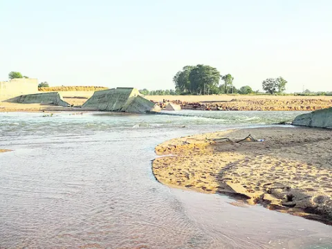 కూలిపోయిన ఉపాధి