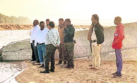 చెక్‌డ్యాం పరిశీలన 