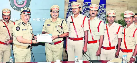 నేర పరిశోధనలో రాష్ట్రస్థాయి అవార్డు