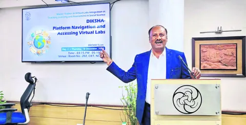 డిజిటల్‌ ప్రయోగాల వినియోగంపై శిక్షణలో మడితాటి 