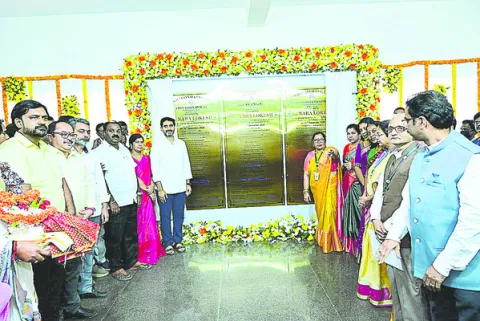 సొమ్ము వారిది.. సోకు వీరిది