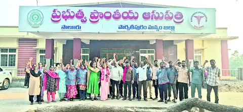 కాంట్రాక్ట్‌ కార్మికుల సమస్యలు పరిష్కరించాలి