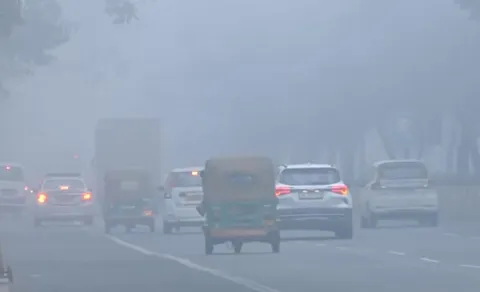 Visibility plunges Delhi NCR Amid Extreme Fog Airport Issues Advisory