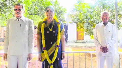 స్వీయ విగ్రహావిష్కరణ 