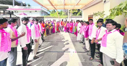 ప్రజలకు అందుబాటులో ఉండండి