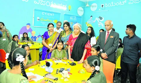 విద్యార్థులకు కంప్యూటర్‌ జ్ఞానం అత్యవసరం