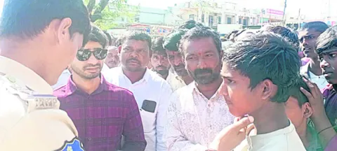 రోడ్డెక్కిన విద్యార్థులు