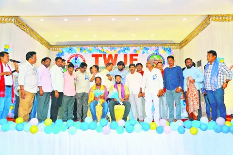 పది రోజుల్లో అక్రిడిటేషన్లు 