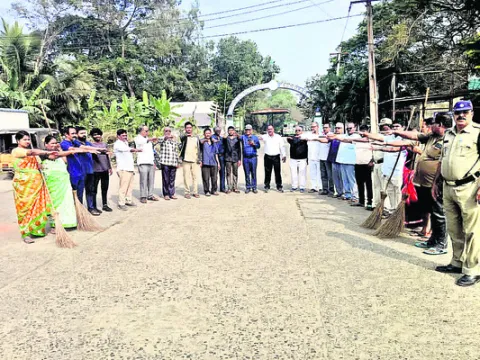 పరిసరాల శుభ్రత పాటించాలి 