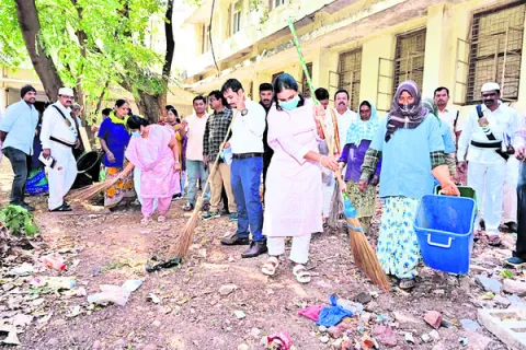 కలెక్టరేట్‌లో పారిశుద్ధ్యం లేకుంటే ఎలా?