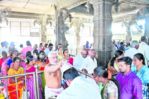 శ్రీనివాసుడికి  ప్రత్యేక పూజలు
