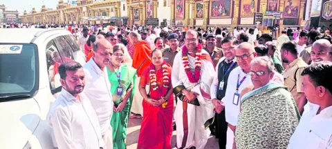 శ్రీమఠంలో ఆర్బీఐ డిప్యూటీ గవర్నర్‌ 