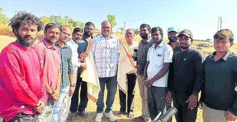 మైదానాన్ని పరిశీలించిన స్పోర్ట్స్‌ అధికారి
