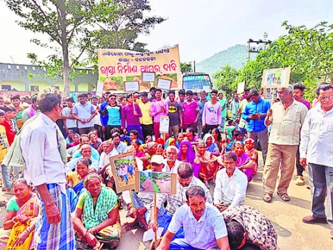 ● రోడ్డు నిర్మించాలని ఆందోళన