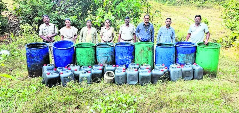 సారా తయారీ కేంద్రాలపై దాడి