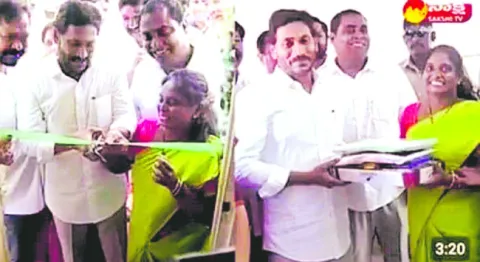 ఇల్లు ఇచ్చి.. సోదరిగా బట్టలు పెట్టారు 
