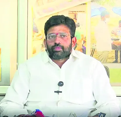 వీసీని కులం పేరుతో దూషిస్తారా?