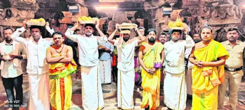 శాస్త్రోక్తంగా స్నపన తిరుమంజనం   