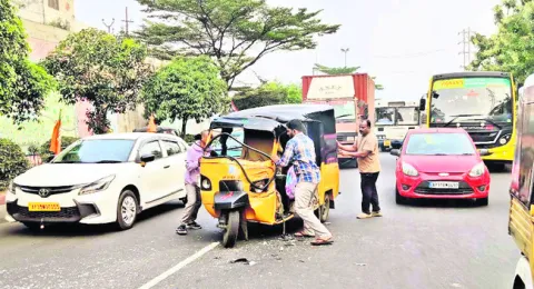 ఆర్టీసీ బస్సును ఢీకొన్న స్కూల్‌ ఆటో 
