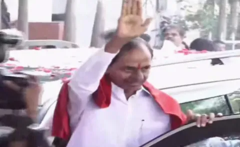 KCR reaches Telangana Bhavan