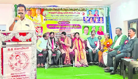 కవులు అభ్యుదయ రచనలు చేయాలి 