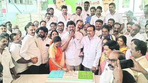 రోగులకు పండ్లు పంపిణీ 