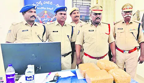 10 కిలోల గంజాయి స్వాధీనం 