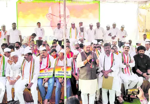 గాంధీ పేరు పలకడం బీజేపీకి ఇష్టంలేదు 