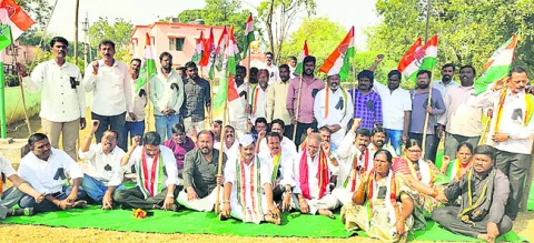 కాంగ్రెస్‌ నాయకుల నిరసన