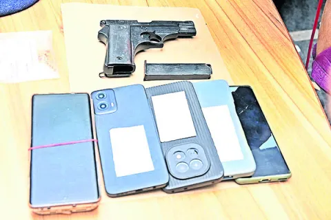 తీగ లాగితే పిస్టల్‌ బయటకొచ్చింది! 