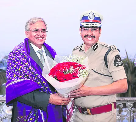 ఎన్నికల కమిషనర్‌ను కలిసిన సీపీ
