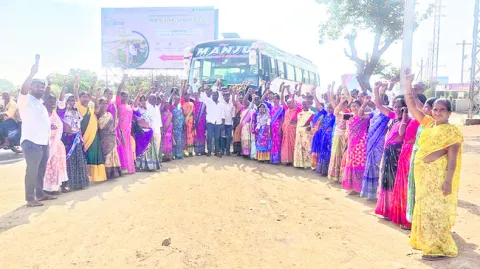 రౌండ్‌టేబుల్‌ సమావేశానికి తరలిన నిర్వాసితులు 