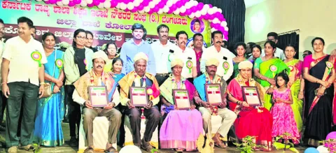 విద్యారత్న, సేవా భూషణ అవార్డుల ప్రదానం
