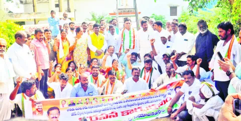 ఉపాధి హామీ పేరు మార్పు మూర్ఖత్వం