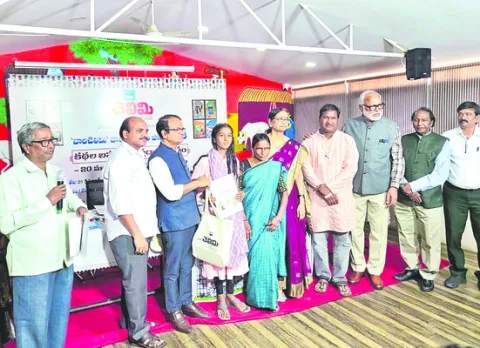 ప్రతిభ చాటి.. బహుమతులు గెలిచి..