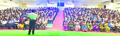 ట్రిపుల్‌ ఐటీని సందర్శించిన విద్యార్థులు