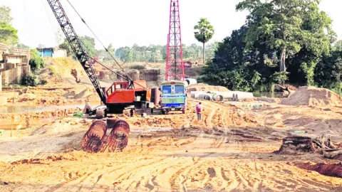 ఎట్టకేలకు రోడ్డు పనులు