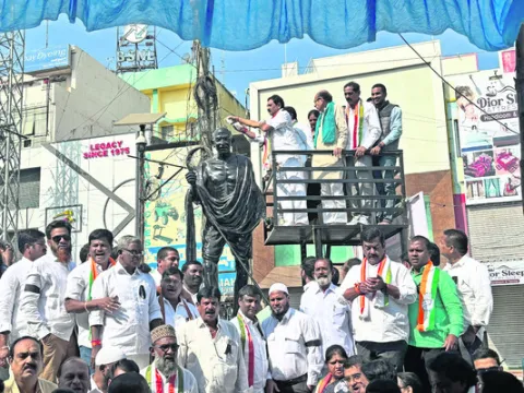 గాంధీ పేరును రూపుమాపే కుట్ర 