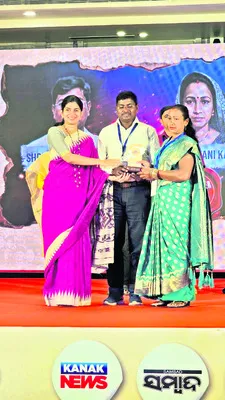 పురస్కారం అందజేత 