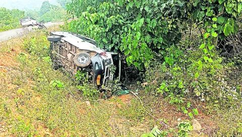 అదుపుతప్పిన మినీ బస్సులు 