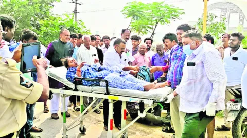 మానవత్వం చాటుకున్న ఎమ్మెల్యే ఆకేపాటి