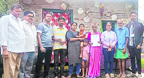 వృద్ధురాలిని ఇంటికి చేర్చిన శ్రద్ధ ఫౌండేషన్‌ 