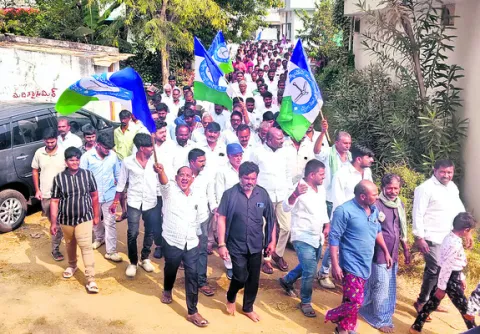 జనహితుడికి నీరాజనం.. 
