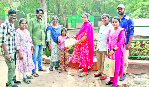 జూలో నల్ల హంసను దత్తత తీసుకొన్న చిన్నారి 