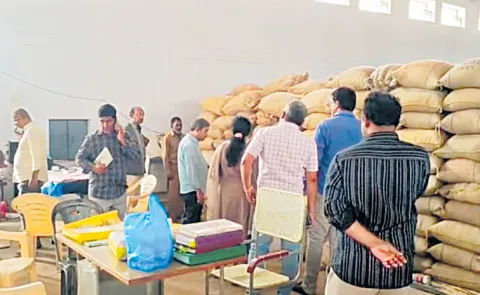 Coalition gangs are stealing and selling subsidized rice