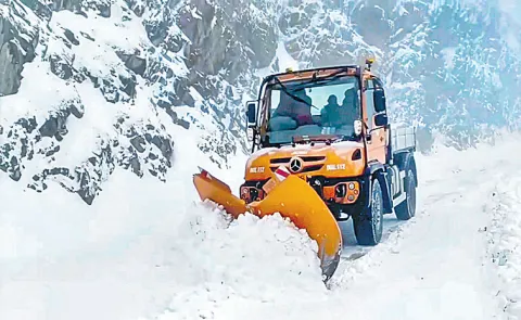 Cold wave sweeps Northern India, brings fresh snow in Kashmir