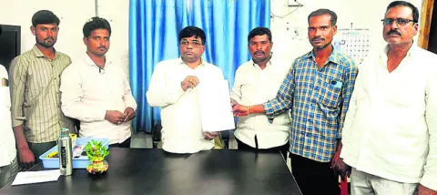 నిబంధనలకు విరుద్ధంగా ప్రమాణ స్వీకారం