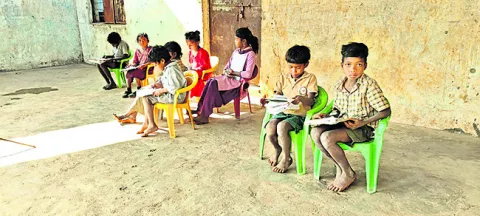 పాఠశాలలకు టీచర్లు డుమ్మా 