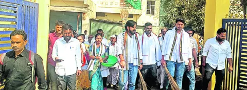 సర్పంచ్‌ గైర్హాజరు.. చీపుర్లతో ఉప సర్పంచ్‌ రాక